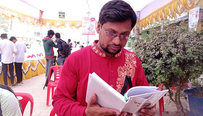 লেখক-পাঠকদের পদচারণায় মুখর নাটোরের পথ বইমেলা