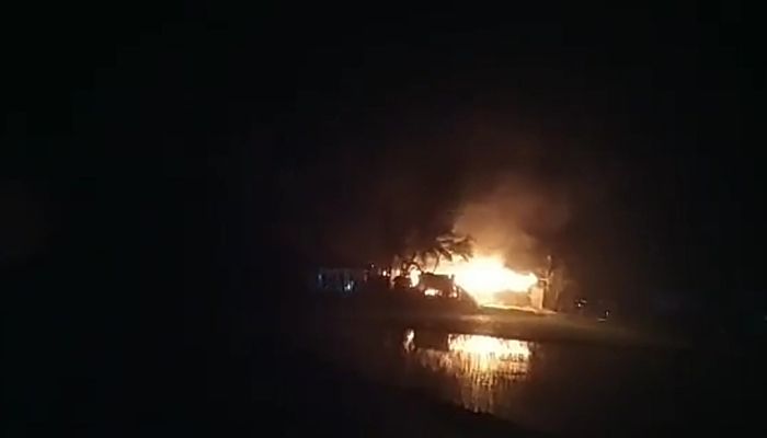 নীলফামারীতে শর্ট সার্কিটের আগুনে পুড়লো ১১ বসত ঘর  