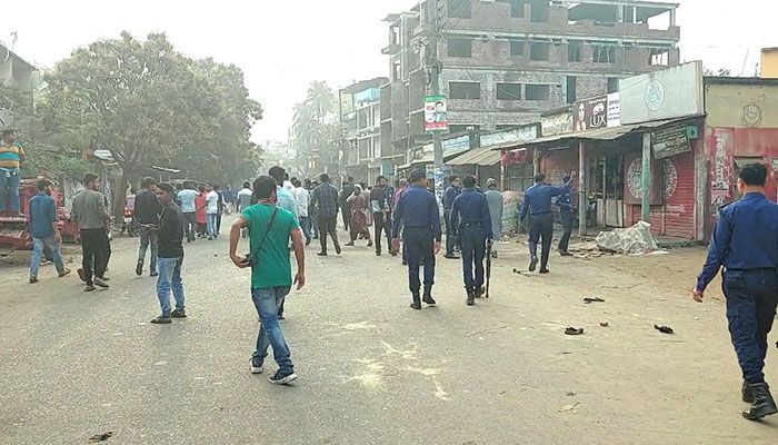 কালীগঞ্জে বিএনপি ও ছাত্রলীগের মধ্যে ধাওয়া-পাল্টা ধাওয়ার ঘটনা ঘটেছে। ছবি: ঝিনাইদহ প্রতিনিধি