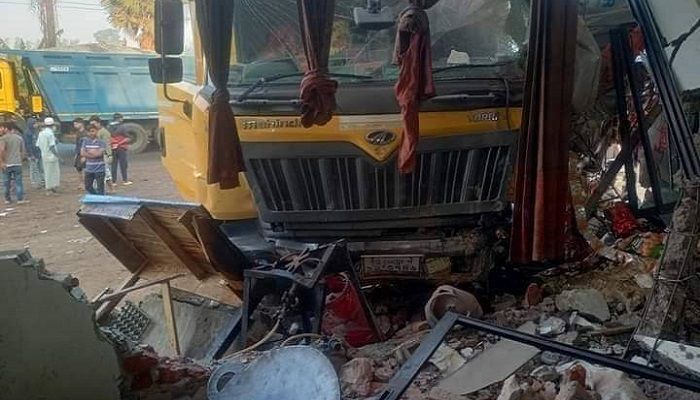 রেস্টুরেন্টে ঢুকে পড়ল ট্রাক, প্রাণ গেল কিশোরের