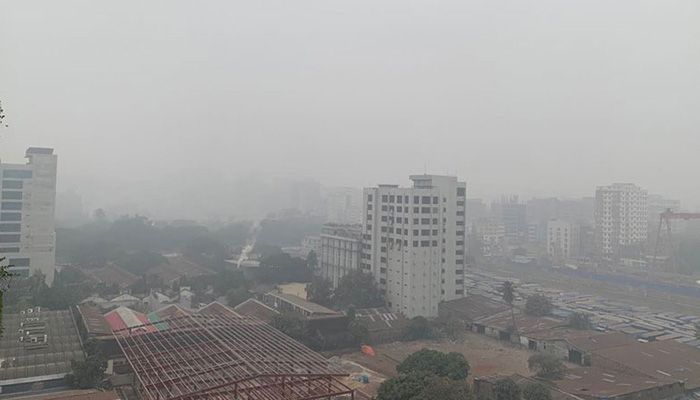 আজ সকালে স্বল্প সময়ের জন্য কুয়াশা পড়েছে ঢাকায়। ছবি: সংগৃহীত