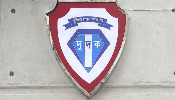 কোন পথে দুদক