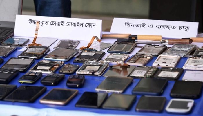 রাজধানীতে প্রতিদিন ছিনতাই হয় ৩০০ মোবাইল: ডিবি প্রধান