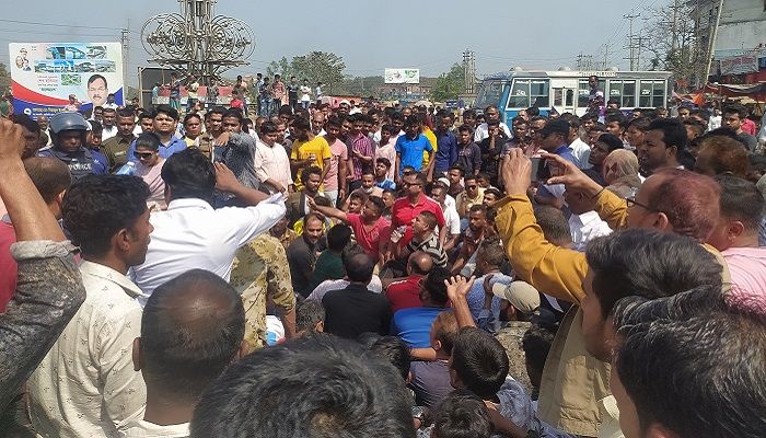 নরসিংদীতে উপজেলা চেয়ারম্যানকে গুলি, মহাসড়ক অবরোধ