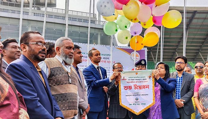 ফেস্টুন ও পায়রা উ‌ড়ি‌য়ে প্রতিযোগিতার উদ্বোধন করা হয়। ছবি: শেরপুর প্রতিনিধি