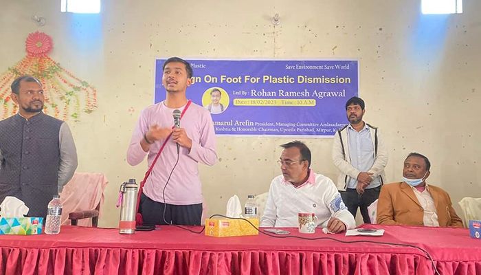 প্লাস্টিকের সচেতনতা সৃষ্টিতে পায়ে হেঁটে কুষ্টিয়ায় ভারতীয় যুবক