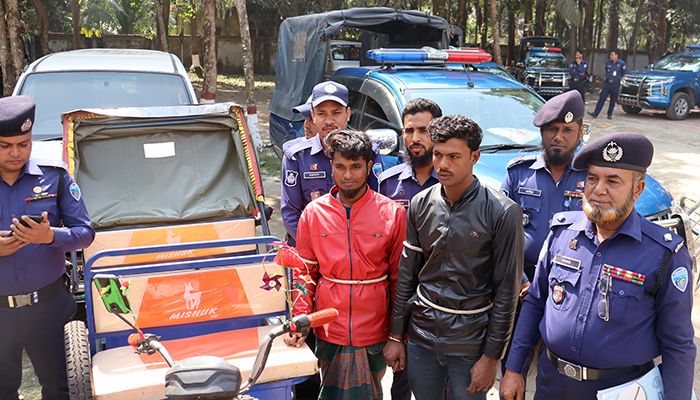 অটোরিকশাসহ আটক দুই আসামি। ছবি: প্রতিনিধি