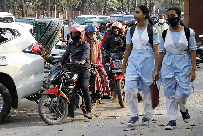 সিগন্যালে আটকা পড়ে কর্মব্যস্ত মানুষের পথেই নষ্ট হচ্ছে অনেকটা সময়।