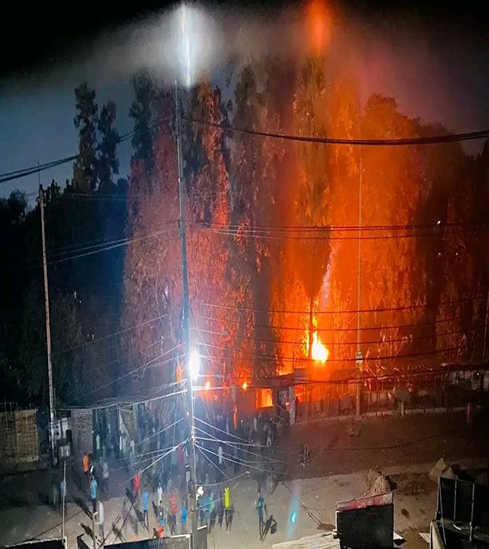 স্থানীয়দের হামলায় ও ককটেল বিস্ফোরণে বিশ্ববিদ্যালয়ের বেশ কয়েকজন শিক্ষার্থীসহ ২ শতাধিক মানুষ আহত হওয়ার খবর পাওয়া গেছে। এছাড়াও দুটি মোটরসাইকেলসহ পুলিশ বক্সে আগুন দেওয়ার ঘটনা ঘটেছে।