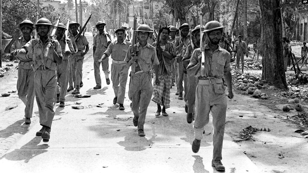 ১৯৭১ সালের ২ এপ্রিল। বাংলাদেশি মুক্তিযোদ্ধা বাহিনী যুদ্ধ-যাত্রা করছে পাকিস্তানি সেনা বাহিনীর বিরুদ্ধে। পূর্ব পাকিস্তানের যশোরের সন্নিকটে। 