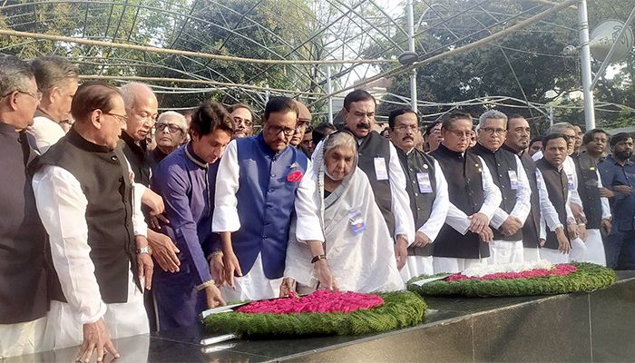 বঙ্গবন্ধুর প্রতিকৃতিতে আওয়ামী লীগের শ্রদ্ধা