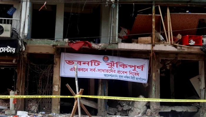 যে শর্তে ব্যবহার করা যাবে সিদ্দিকবাজারের ‘ঝুঁকিপূর্ণ’ ভবনটি