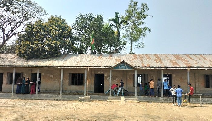 জামালপুরে প্রধান শিক্ষকের বিরুদ্ধে অনিয়মের অভিযোগ
