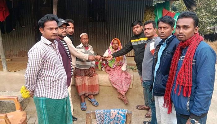  অসহায় বৃদ্ধা ফুল কুমারীকে আর্থিক অনুদান প্রদান। ছবি: ঝিনাইদহ প্রতিনিধি