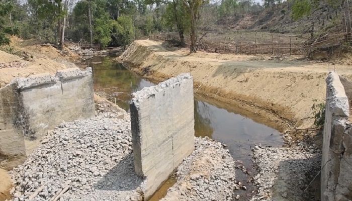 সেতু ভেঙে রড চুরি
