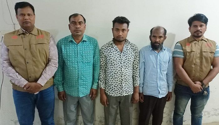 মানিকগঞ্জে মলমপার্টির ৩ সদস্য আটক