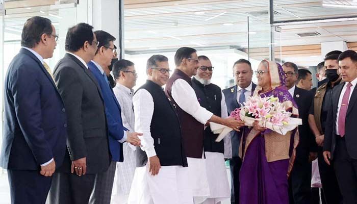 কাতার সফর শেষে দেশে ফিরলেন প্রধানমন্ত্রী