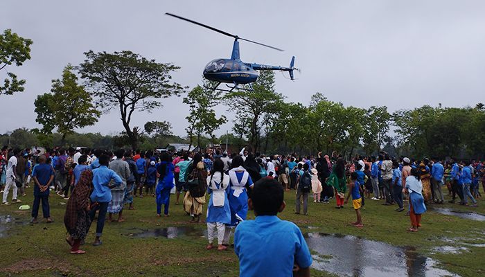 ২৪ বছর পর হেলিকপ্টারে প্রবাসীর বাড়ি ফেরা