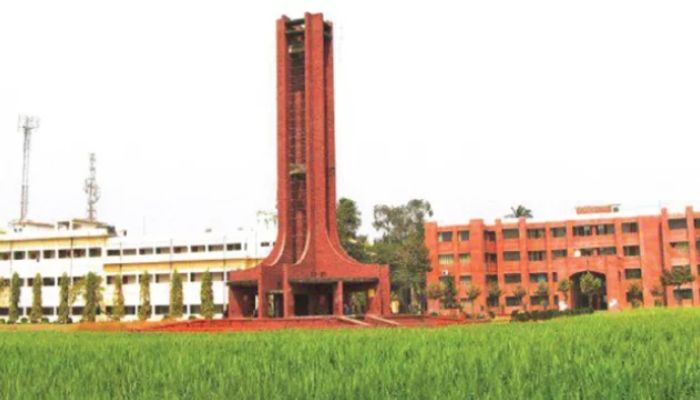 হলের ছাদ থেকে লাফিয়ে পড়ে আইসিইউতে ছাত্রী