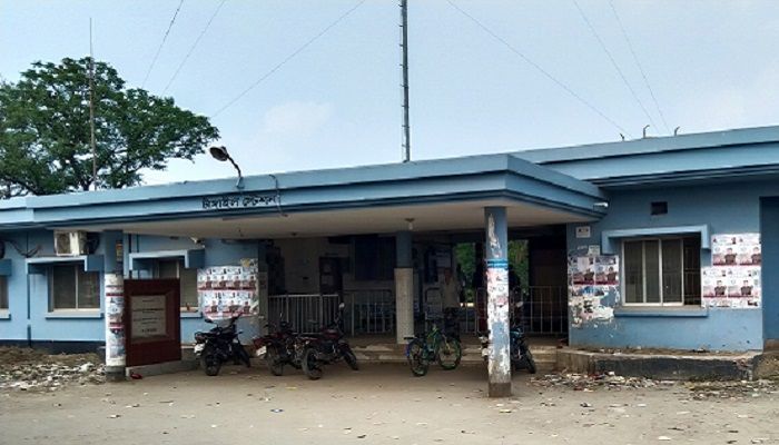 স্টেশনে ঢুকে জরিমানা গুনলেন ছাত্র-ছাত্রী 