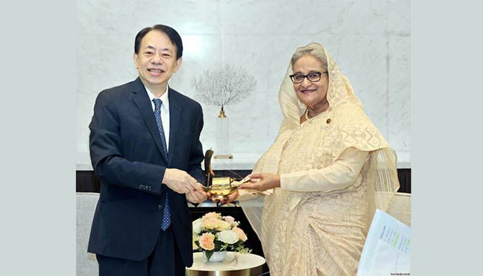 এডিবির প্রেসিডেন্টকে নৌকা উপহার দিলেন প্রধানমন্ত্রী