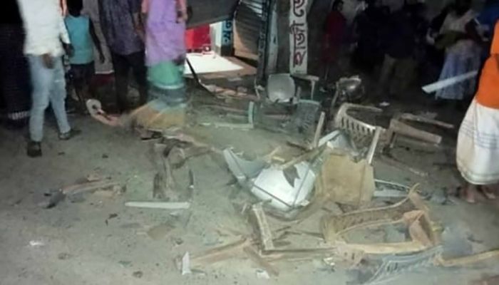 শিক্ষার্থীদের সঙ্গে এলাকাবাসী ও শ্রমিকদের সংঘর্ষ