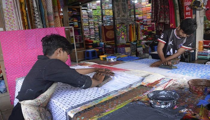বাটিক বাড়িতে ঈদের ব্যস্ততা