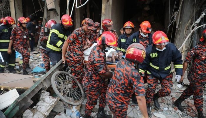  ঝুঁকি নিয়েই চলছে দ্বিতীয় দিনের উদ্ধার অভিযান