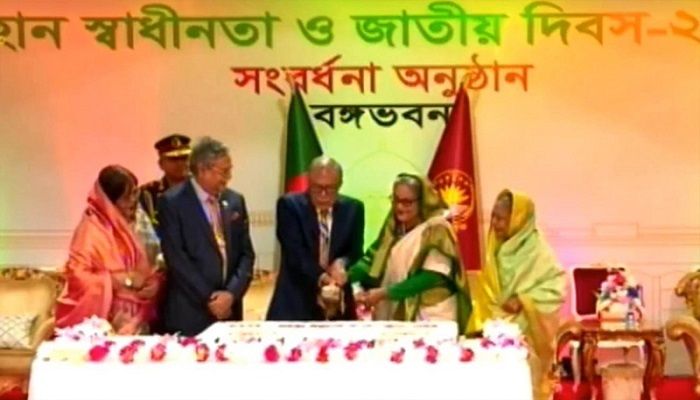 স্বাধীনতা দিবসে কেক কাটলেন রাষ্ট্রপতি-প্রধানমন্ত্রী