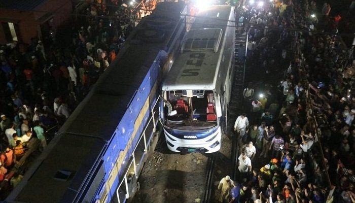 ট্রেনের ধাক্কায় ৩০ ফুট দূরে সোহাগ পরিবহনের বাস