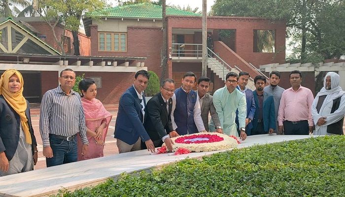 চবির নবনিযুক্ত শিক্ষকদের বঙ্গবন্ধুর সমাধিতে শ্রদ্ধা