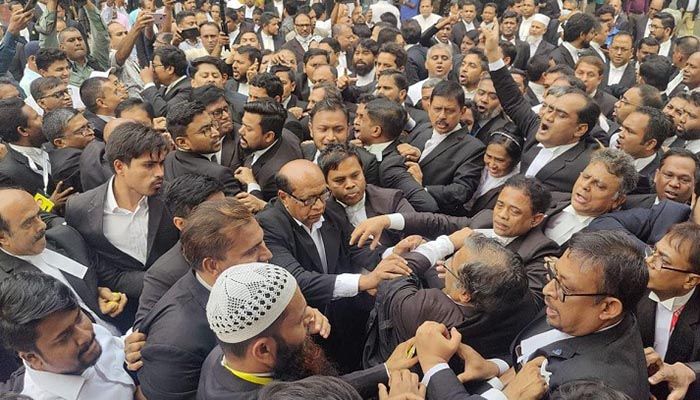 সুপ্রিম কোর্টে দ্বিতীয় দিনেও হট্টগোল ও ধস্তাধস্তি