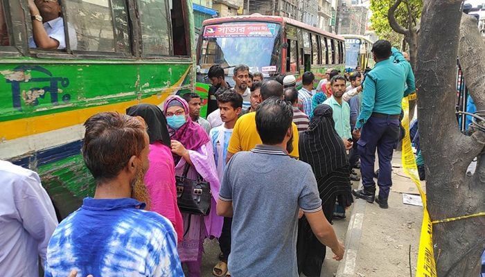 সড়কের একপাশ এখনও বন্ধ, যানজটের ভোগান্তিতে যাত্রীরা 