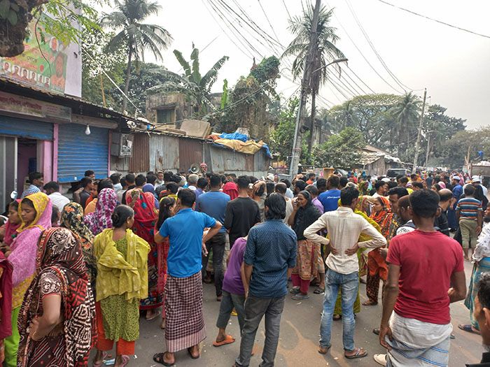 সব হারিয়ে রাস্তায় নেমেছেন নিম্নআয়ের নিঃস্ব মানুষ। তাদের পুনর্বাসনেরও কোনো ব্যবস্থা হয়নি।