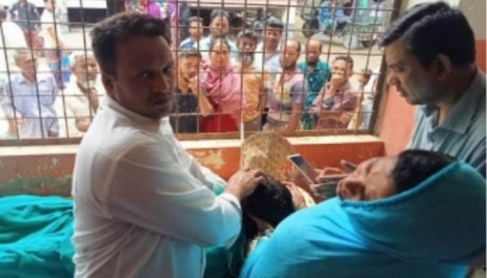 শৌচাগারে আশ্রয় নিয়েও শেষ রক্ষা হল না গৃহবধূর