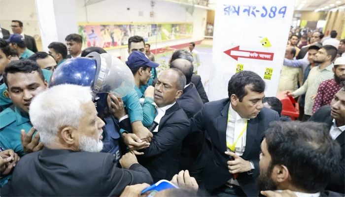  হট্টগোল-হাতাহাতিতে শেষ হলো প্রথম দিনের ভোট