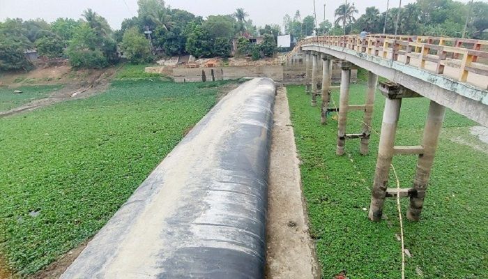 পুঠিয়া বারনই নদীতে বাঁধ, পানি সংকটে দিশাহারা চাষিরা