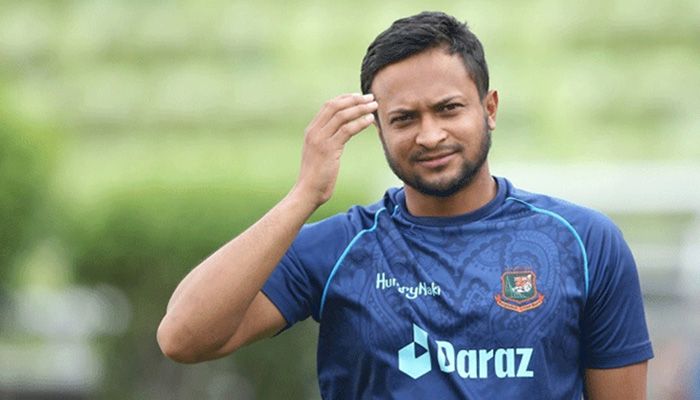 মাঠকর্মীদের টাকা উপহার দিলেন সাকিব