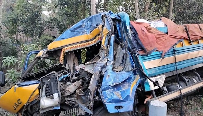 দাঁড়িয়ে থাকা ট্রাকে চলন্ত ট্রাকের ধাক্কা, নিহত ২