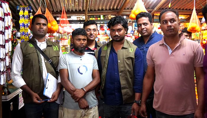 মদ তৈরির উপকরণসহ ফল বিক্রেতা আটক  