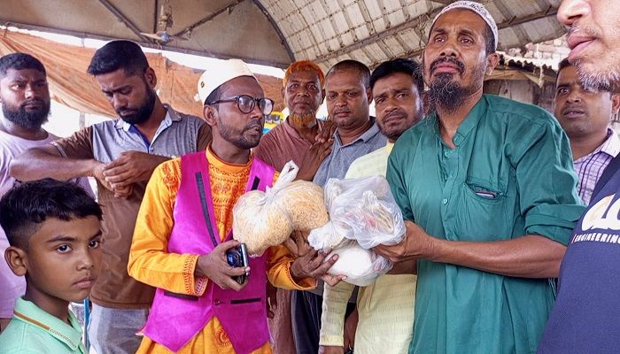 অসহায়দের মাঝে ঈদ সামগ্রী তুলে দিলেন হিরো আলম