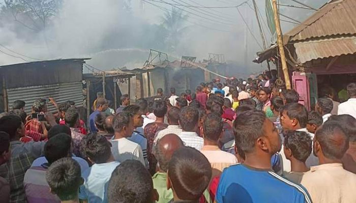 গাইবান্ধায় অগ্নিকাণ্ডে বসতবাড়িসহ ১২ দোকান পুড়ে ছাই