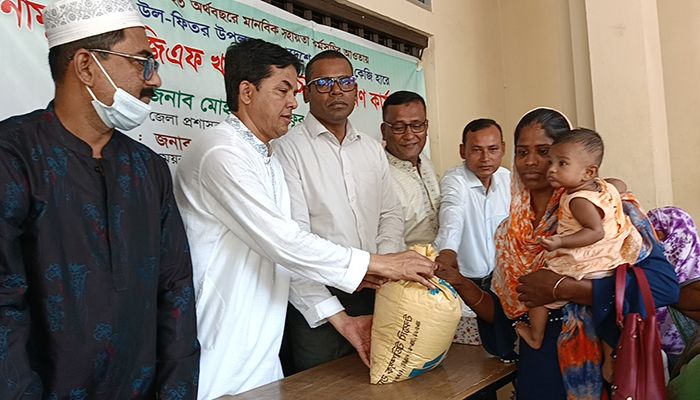 মাদারীপুর পৌরসভায় ৪৬০০ পরিবারকে খাদ্যশস্য বিতরণ 