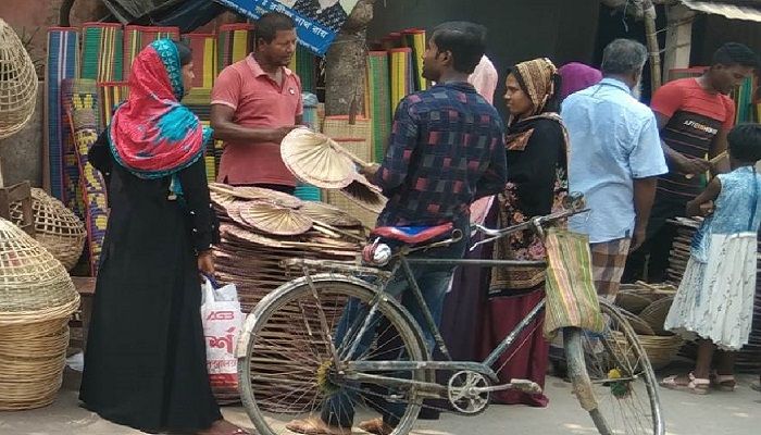 প্রচণ্ড গরমে কদর বেড়েছে হাতপাখার