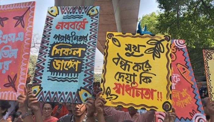 মঙ্গল শোভাযাত্রায় প্রতিবাদী প্ল্যাকার্ড প্রদর্শনকালে হামলার অভিযোগ