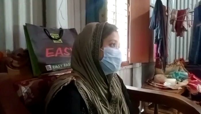 বিয়ের দাবিতে প্রেমিকের বাড়িতে প্রেমিকা