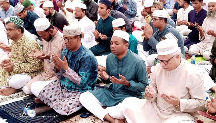 ঝিনাইদহ কেন্দ্রীয় ঈদগাহে নাসের শাহরিয়ার জাহেদীর নামাজ আদায়
