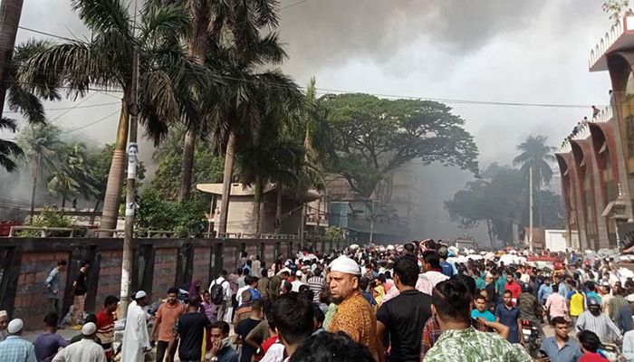 সাড়ে ৬ ঘণ্টা পর বঙ্গবাজারের আগুন নিয়ন্ত্রণে