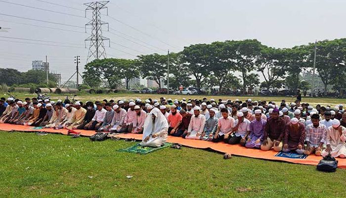 রাজধানীতে বৃষ্টির জন্য বিশেষ নামাজ আদায়