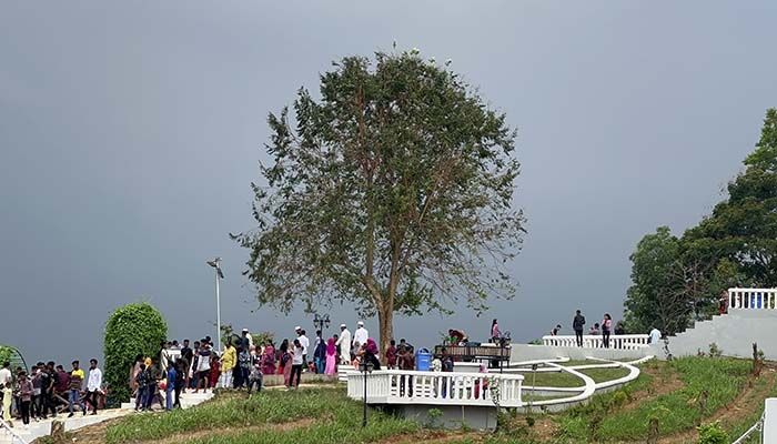 ঈদ পর্যটন: আলুটিলায় দর্শনাথীদের ভিড়